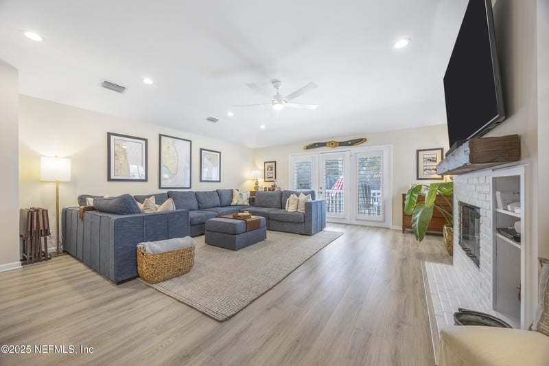 387 3rd St, Atlantic Beach, FL 32233