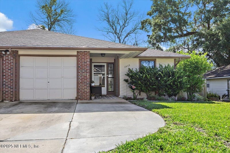 3945 Hollows Dr, Jacksonville, FL 32225