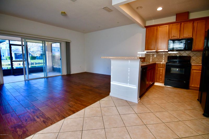 5872 Pavilion Dr, Jacksonville, FL 32258