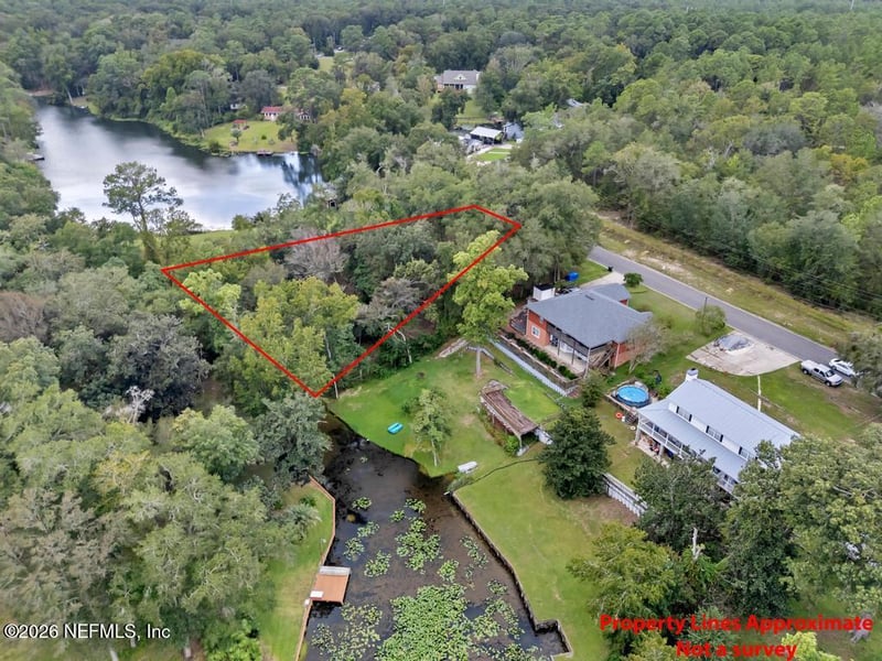 592 Lake Asbury Dr, Green Cove Springs, FL 32043