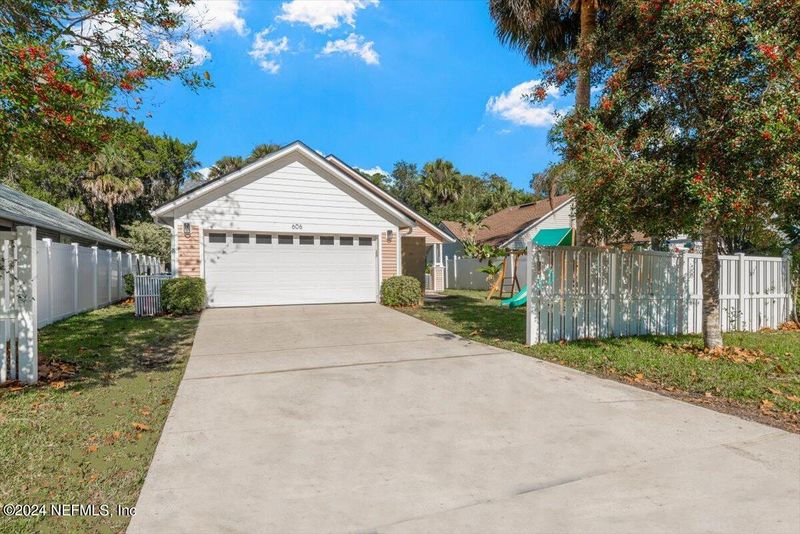 606 Paradise Ct, Atlantic Beach, FL 32233