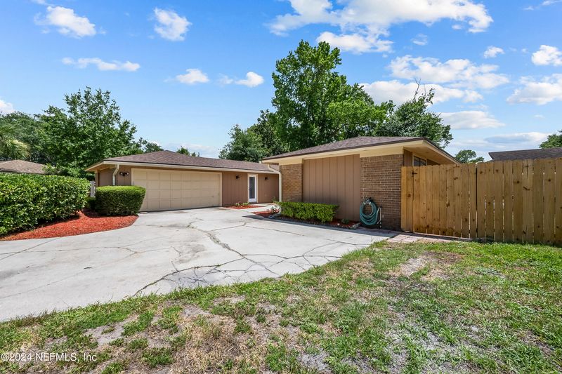6112 Round Lake Rd S, Jacksonville, FL 32277