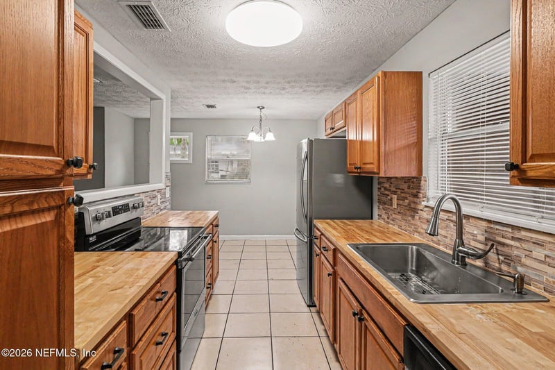 7044 Red Robin Dr, Jacksonville, FL 32210