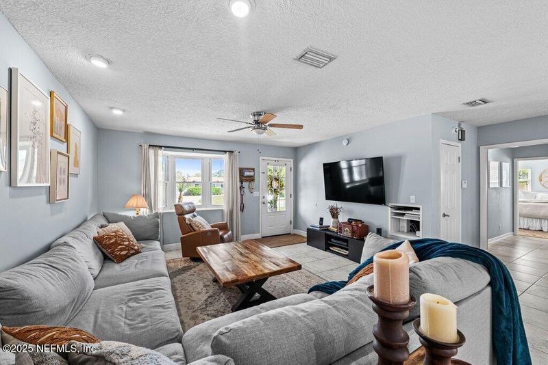 718 Vecuna Rd, Atlantic Beach, FL 32233