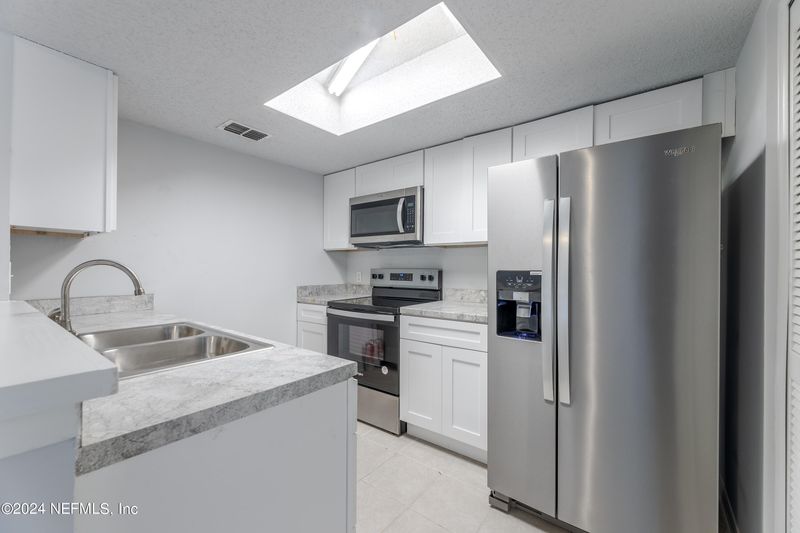 7675 Melissa Ct N, Jacksonville, FL 32210