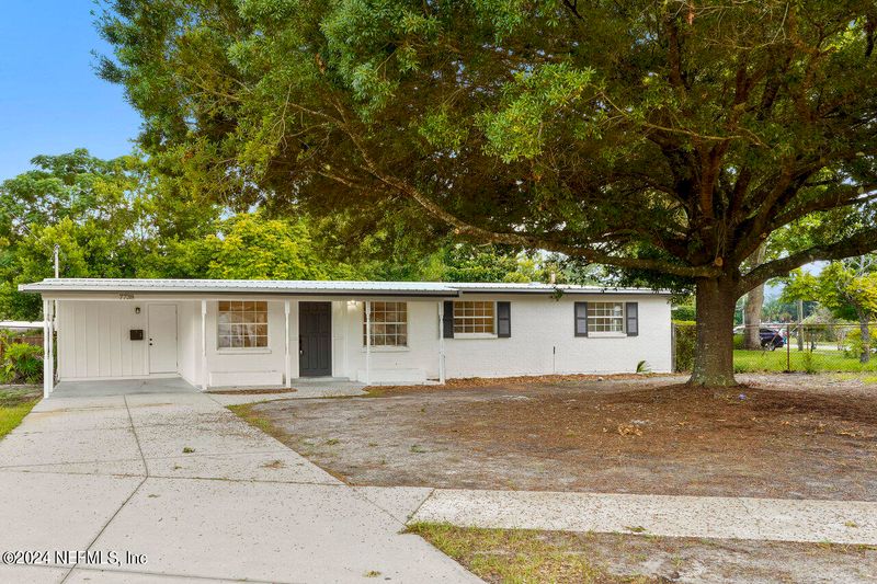 7738 Lauderdale Dr E, Jacksonville, FL 32277