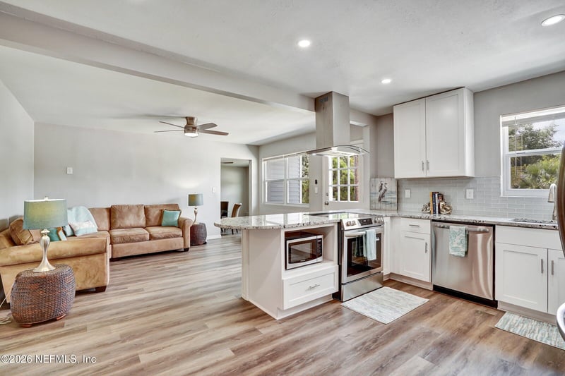 8023 Chateau Dr S, Jacksonville, FL 32221