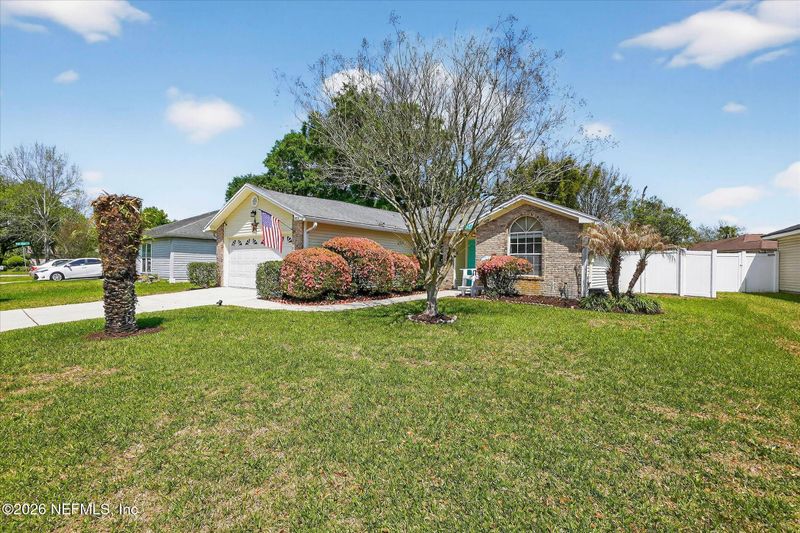 825 Long Lake Dr, Jacksonville, FL 32225