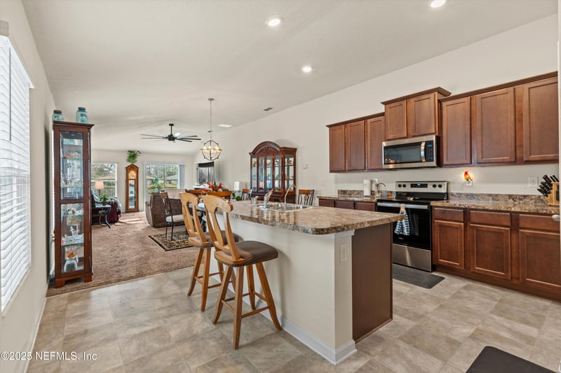 8292 Meadow Walk Ln, Jacksonville, FL 32256