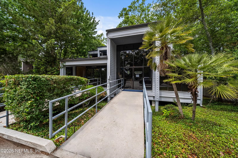 8810 Goodbys Executive Dr, Jacksonville, FL 32217