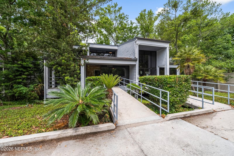 8810 Goodbys Executive Dr, Jacksonville, FL 32217