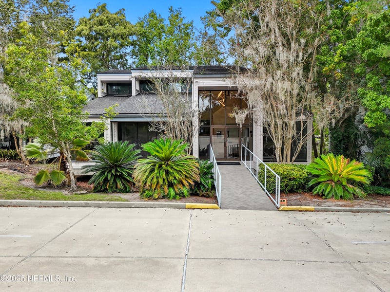 8818 Goodbys Executive Dr, Jacksonville, FL 32217