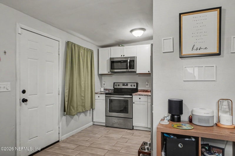 913 Depaul Dr, Jacksonville, FL 32218