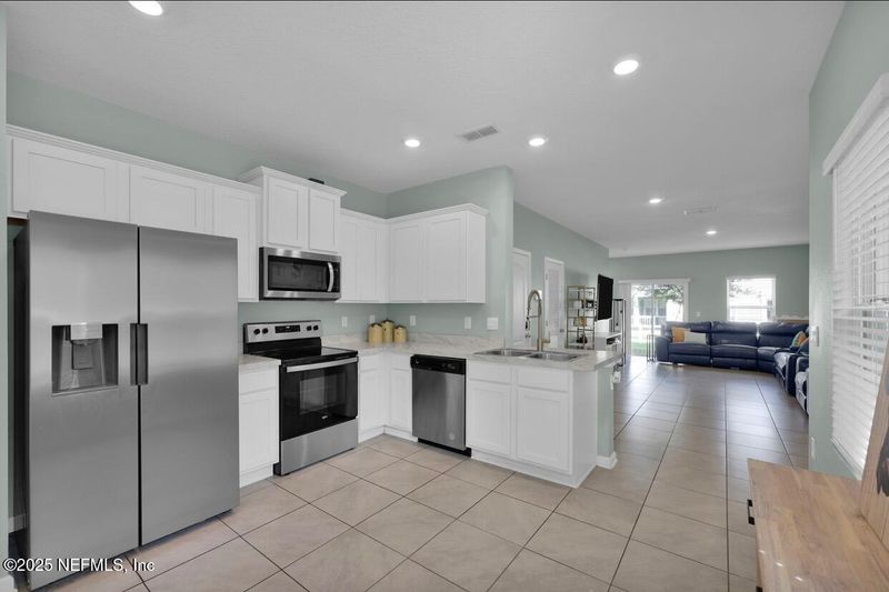 9531 Star Dr, Jacksonville, FL 32256