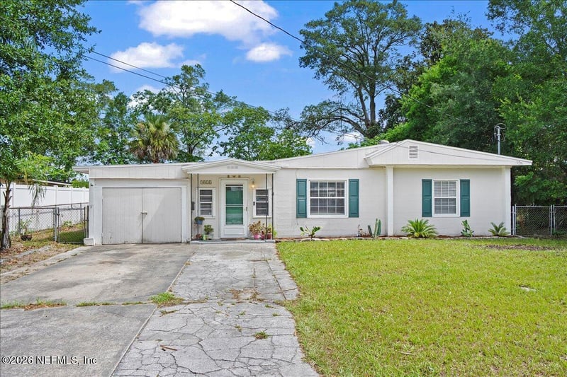 9823 Eve Dr N, Jacksonville, FL 32246