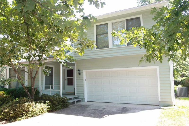 1 Heather Ct, Chapel Hill, NC 27517