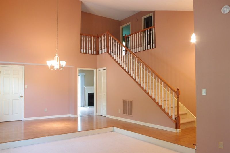 1 Heather Ct, Chapel Hill, NC 27517