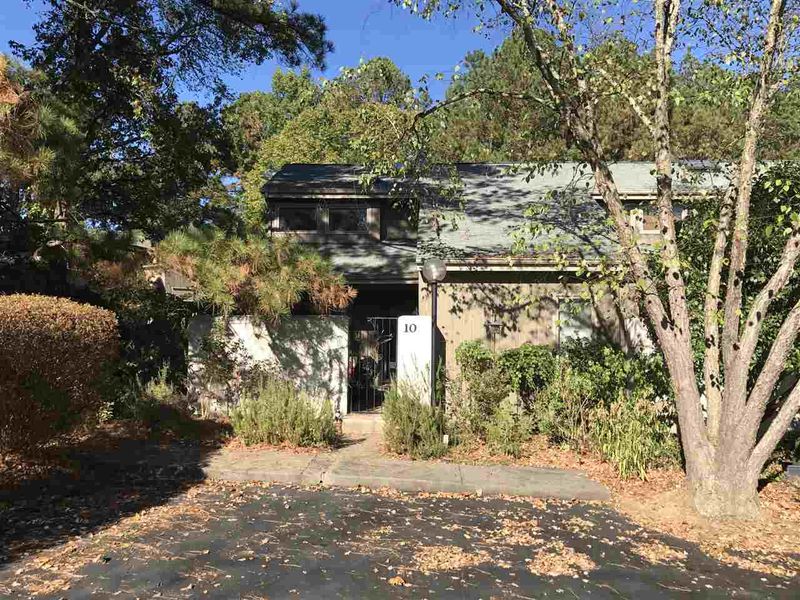 10 Dartford Ct, Chapel Hill, NC 27517