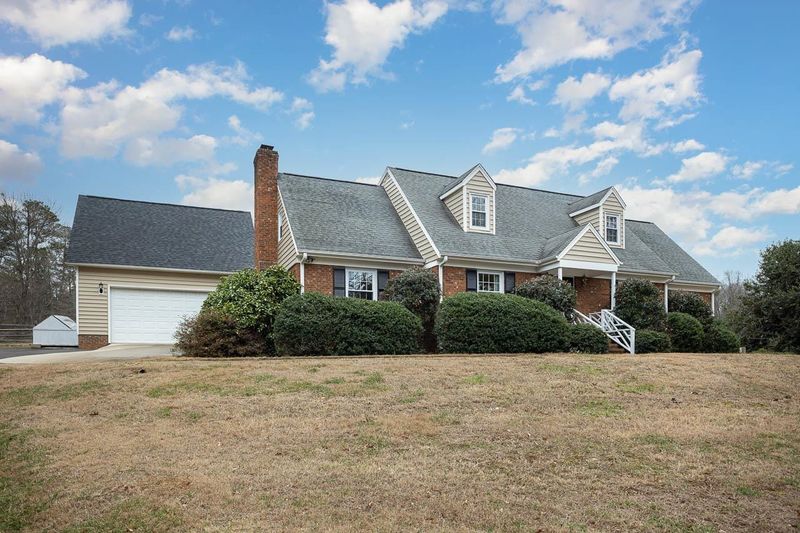 10 Lanier Dr, Chapel Hill, NC 27517