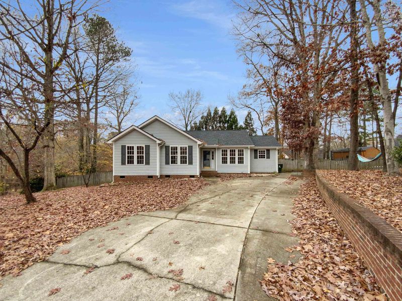 100 Collie Cir, Holly Springs, NC 27540