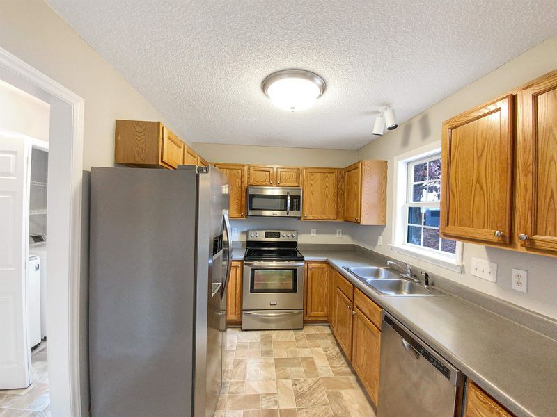 100 Collie Cir, Holly Springs, NC 27540