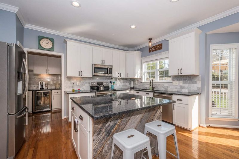 100 Conway Ct, Cary, NC 27513