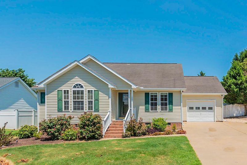 100 N Friars Chase Ln, Fuquay Varina, NC 27526