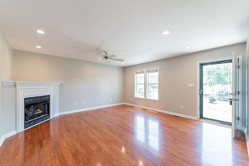 100 N Friars Chase Ln, Fuquay Varina, NC 27526