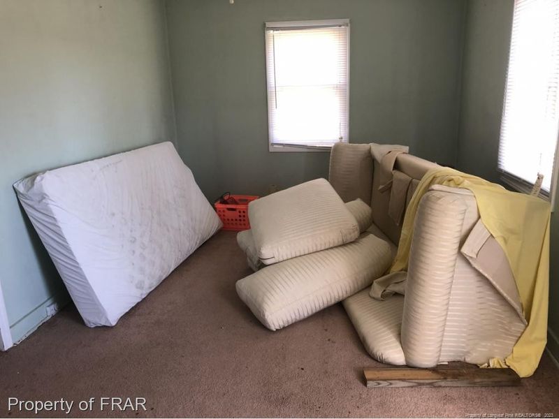 100 E King Cir, Benson, NC 27504