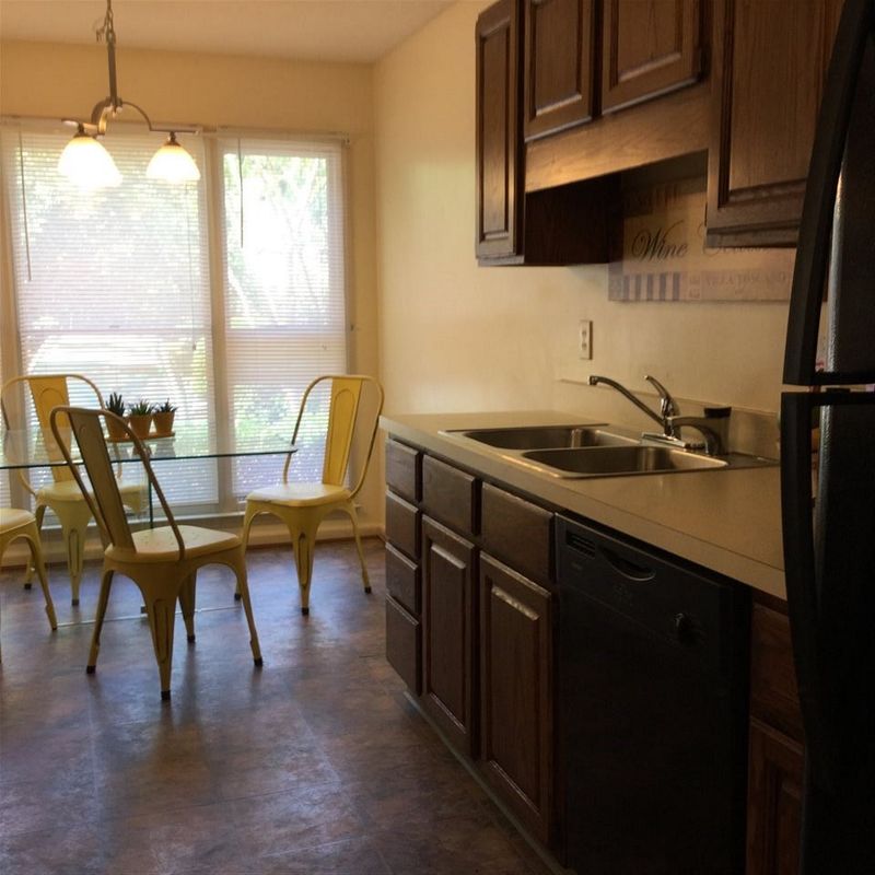 100 Mallard Ct, Chapel Hill, NC 27517