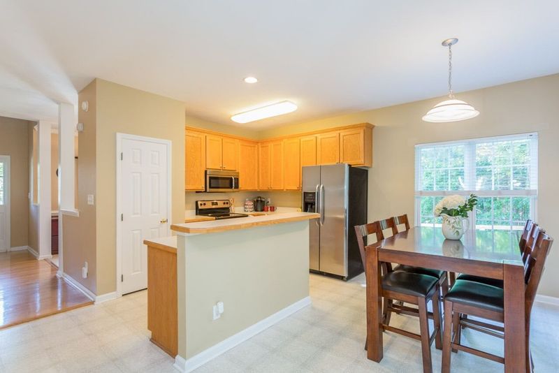 100 Shopsgate Ct, Holly Springs, NC 27540