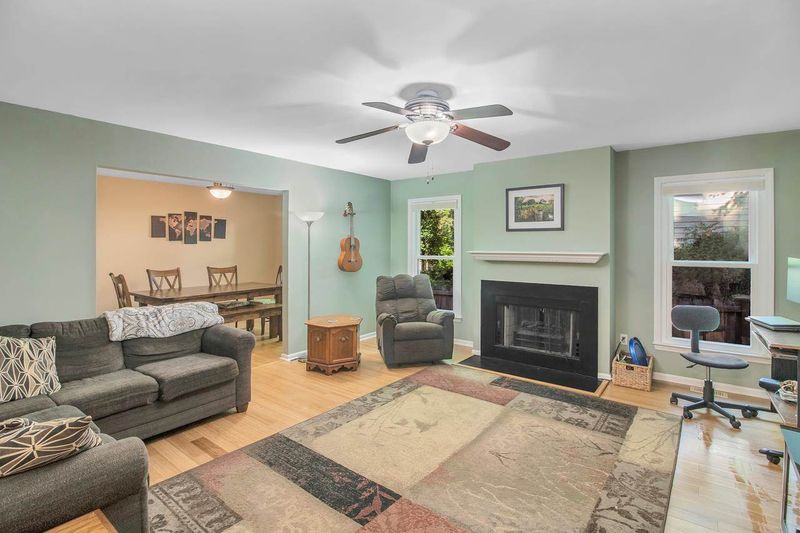 100 Spencer Ct, Chapel Hill, NC 27514