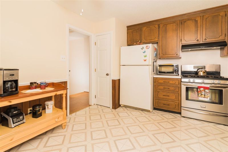 1002 Askham Dr, Cary, NC 27511