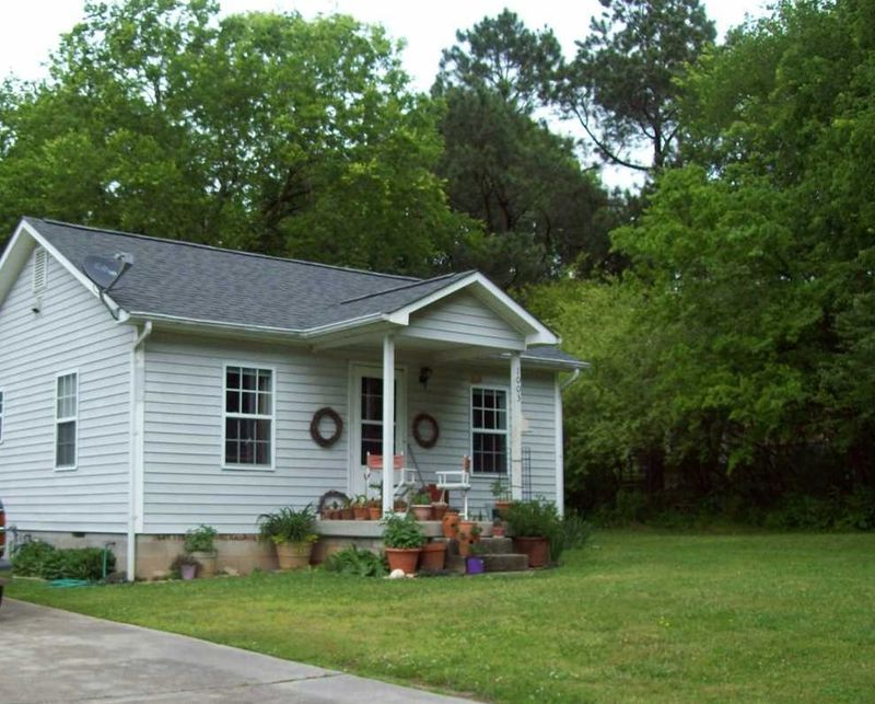 1003 Benton St, Hillsborough, NC 27278