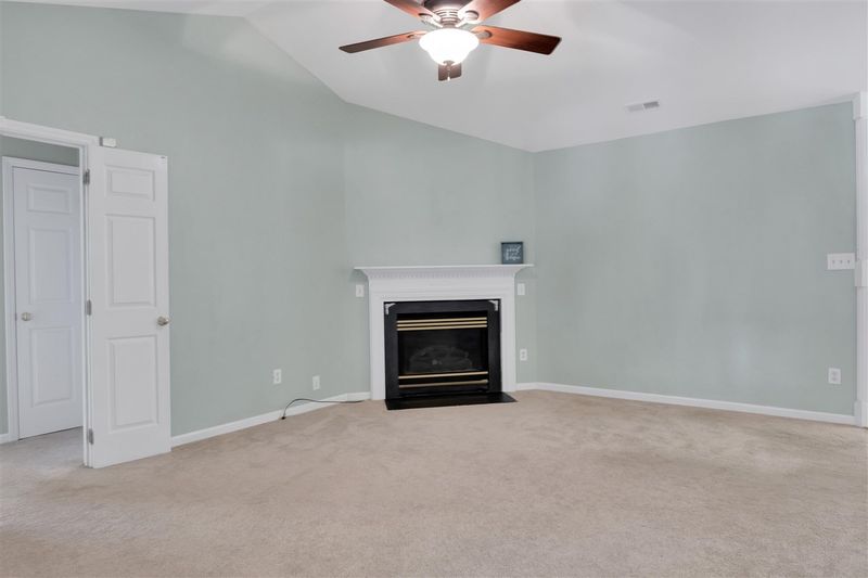 1005 Creek Haven Dr, Holly Springs, NC 27540