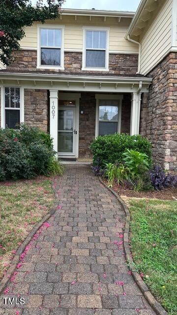 1007 Freeport Dr, Cary, NC 27519