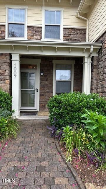 1007 Freeport Dr, Cary, NC 27519