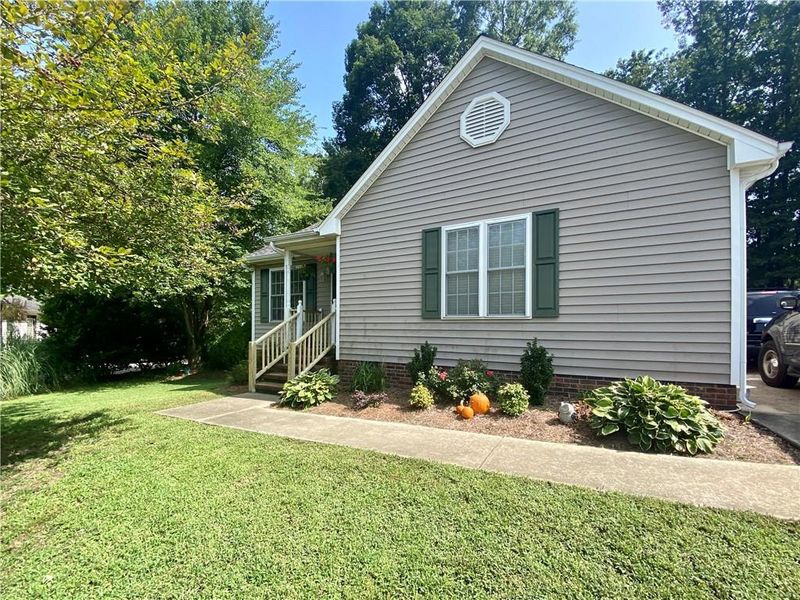 1008 Bridgewater Dr, Burlington, NC 27217