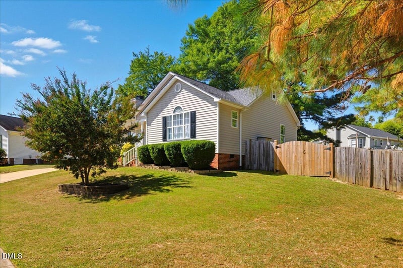 1008 Fieldhaven Dr, Fuquay Varina, NC 27526