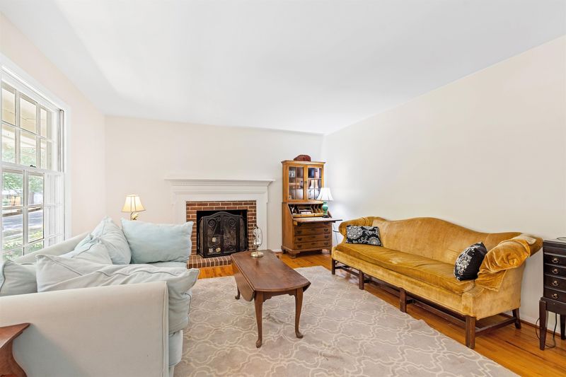 1009 Northclift Dr, Raleigh, NC 27609