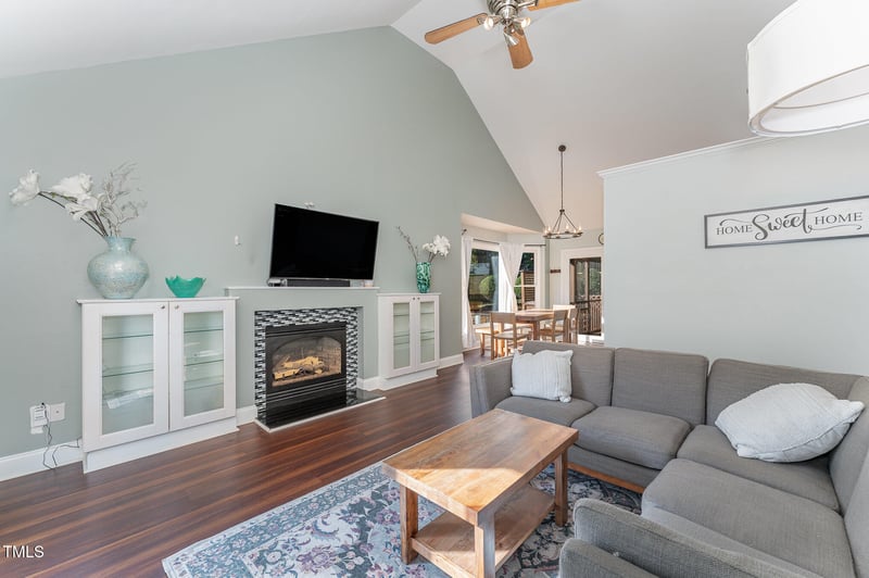 101 Carrousel Ln, Cary, NC 27513