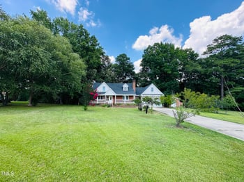 101 Creekside Dr, Selma, NC 27576