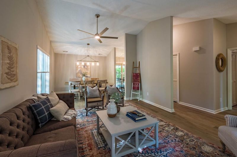 101 Greenmeadow Ln, Chapel Hill, NC 27514