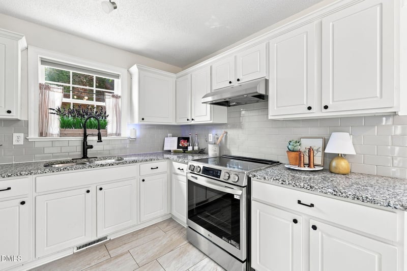 101 Somerset Farm Dr, Holly Springs, NC 27540