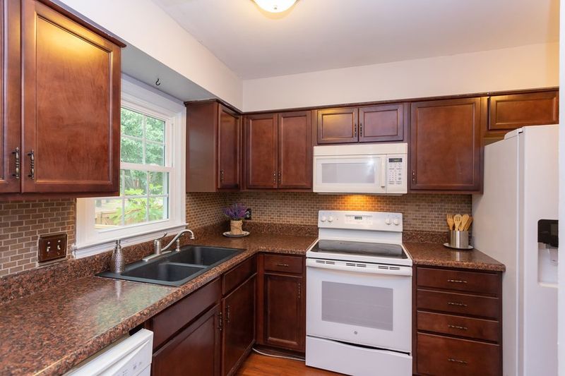 101 Sully Ct, Chapel Hill, NC 27514