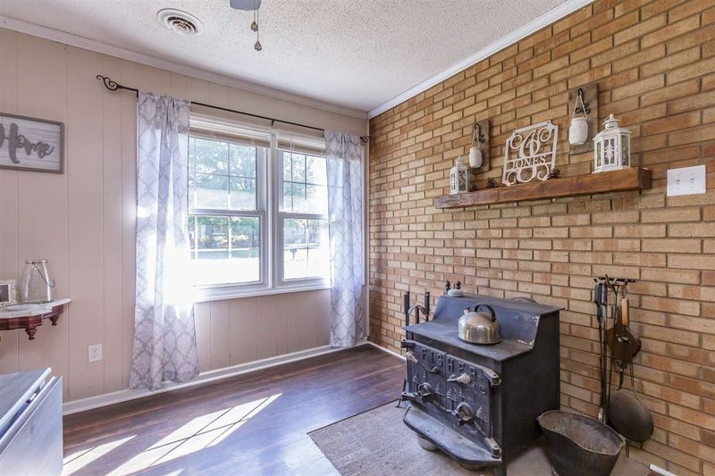1011 Pineknoll Dr, Liberty, NC 27298