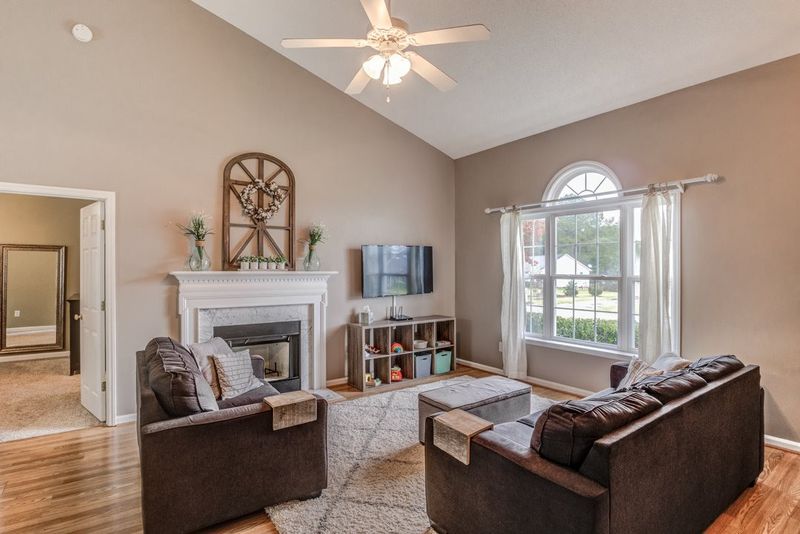 1012 Barnfield Ct, Fuquay Varina, NC 27526