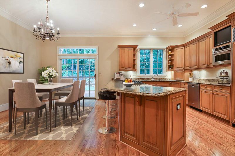10136 Governors Dr, Chapel Hill, NC 27517