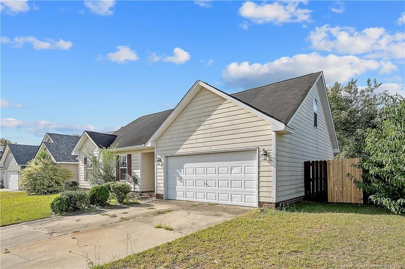 1015 Gatesville Dr, Hope Mills, NC 28348