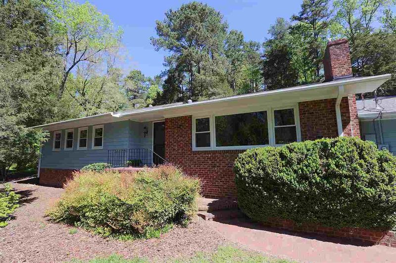 102 Cherokee Cir, Chapel Hill, NC 27514